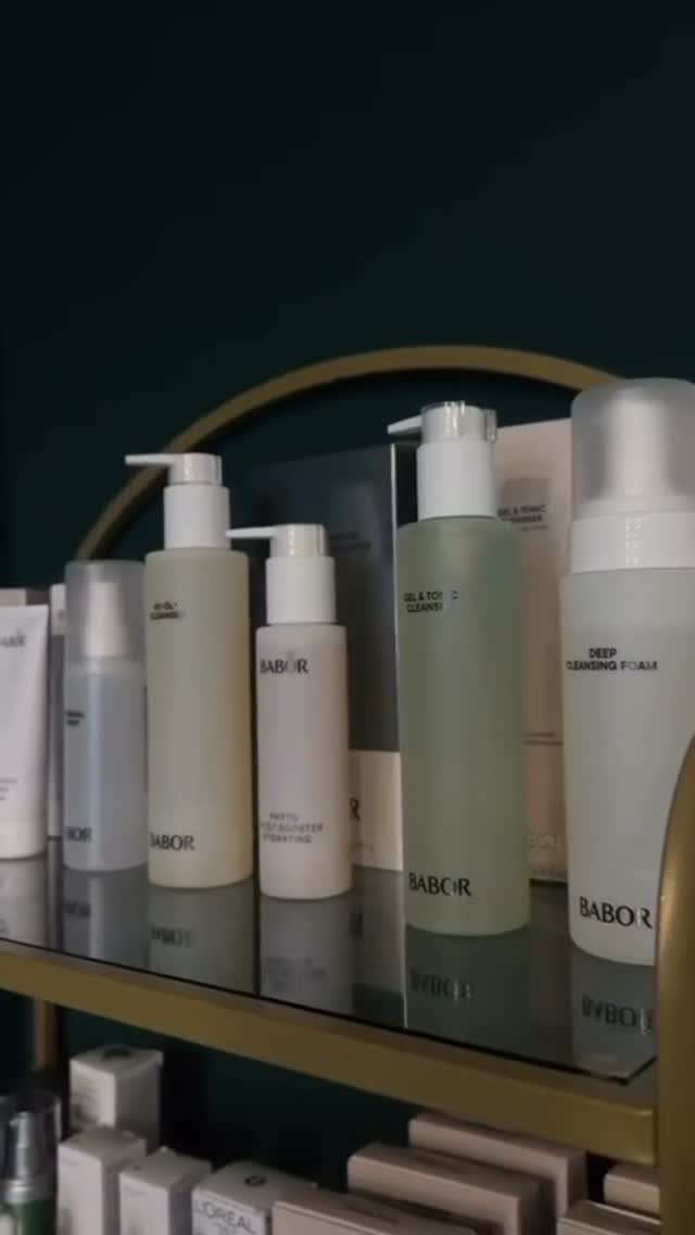 Pflegeprodukte im Regal der Lounge, Aufnahme vom Instagram-Profil